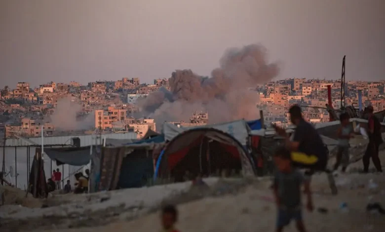سباق مع الزمن بالتفاوض على إنهاء حرب غزة قبل الانفجار الإقليمي