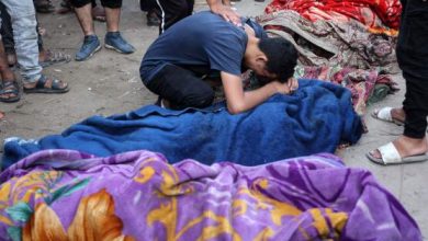 مذبحة إسرائيلية بحق نازحين في غزة تخلف عشرات الجثث المغطاة بالدماء
