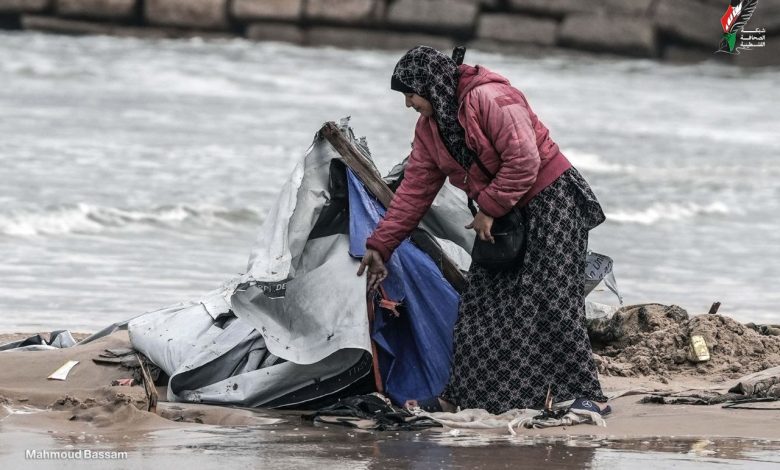 10 آلاف خيمة تتلاشى في غزة مع موجات الشتاء ومأساة النازحين تتفاقم