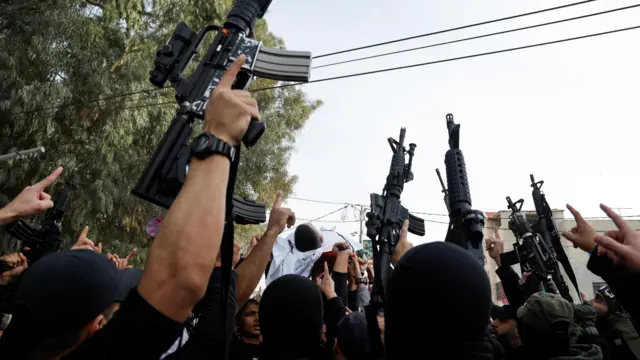 انتقائية السلطة في التعامل مع السلاح تفقدها المصداقية