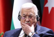 محللون: عباس يُقدّم فلسطين على طبق من ذهب للاحتلال