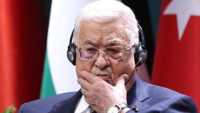 محللون: عباس يُقدّم فلسطين على طبق من ذهب للاحتلال