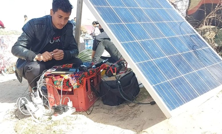 شمس غزة.. مصدر حياة في ظلال الحرب والانقطاع