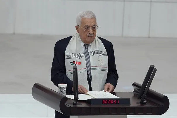 عباس بين إعلان اعتزامه زيارة غزة والتخلي الكامل عن أهلها