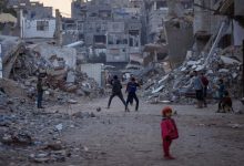 القنابل المدفونة تحت أنقاض غزة تعرض الآلاف للخطر عند عودتهم إلى منازلهم