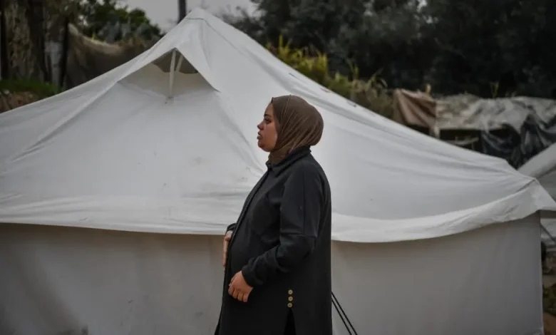 منظمة دولية: "إسرائيل" تفرض ظروفا تهدد الحمل والولادة في غزة