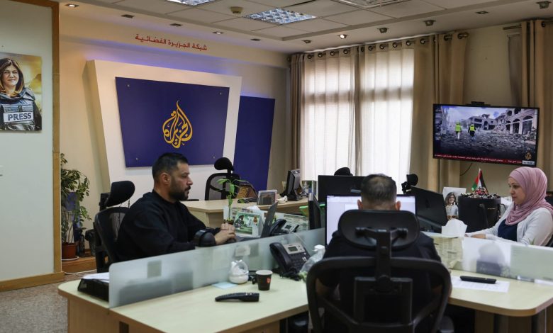تهديدات السلطة.. حظر تحويل رواتب موظفي الجزيرة عبر البنوك الفلسطينية
