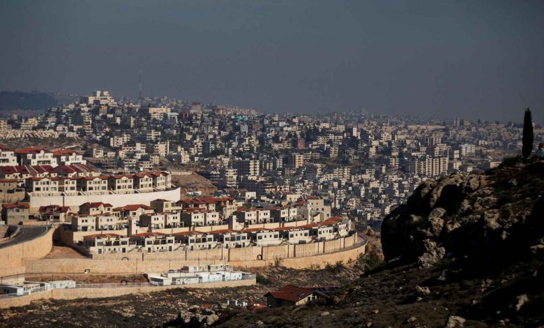 إسرائيل تضغط على السلطة الفلسطينية نحو انهيارها والضم الكامل للضفة