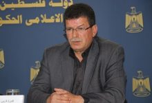 عباس يعاقب قدورة فارس بتقاعده لرفضه إلغاء رواتب الأسرى