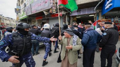 منظمة حقوقية: السلطة الفلسطينية تشن حملة قمع منهجية بحق رافضي الإبادة في غزة