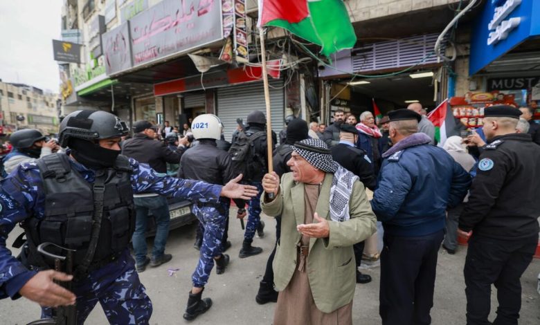 منظمة حقوقية: السلطة الفلسطينية تشن حملة قمع منهجية بحق رافضي الإبادة في غزة
