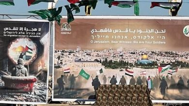 رسائل نفسية وعسكرية.. ماذا تعني اللافتات التي ظهرت في عملية تسليم الأسرى؟