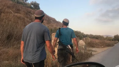 فضيحة أمنية.. مستوطن يقتحم رام الله ويصادر أسلحة شرطة السلطة