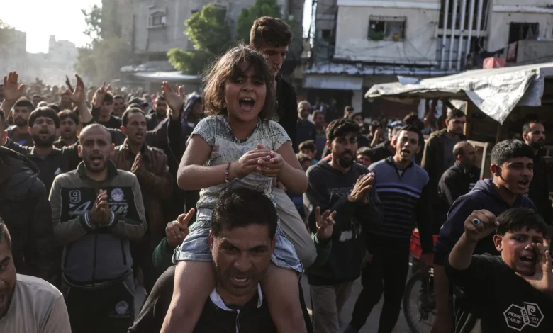 موقع بريطاني يكشف حقيقة فبركة تظاهرات احتجاجية في غزة وحرف أهدافها
