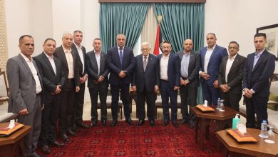 عباس يستقبل قادة التنسيق الأمني بينما ينزف الوطن!