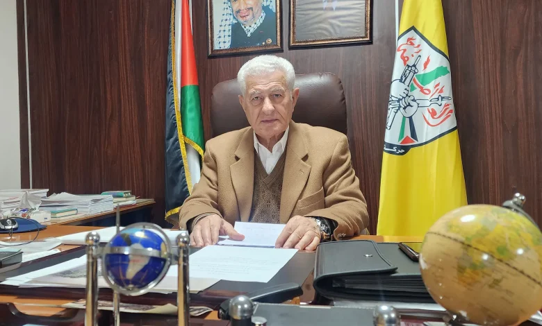 عباس زكي يثير الجدل قبل زيارة عباس إلى دمشق بتصريح حول الأسد