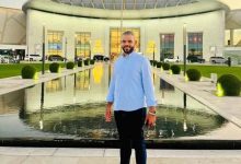 أمين عابد كلب السيد يتلون حسب أوامر سيده