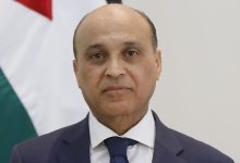 موقف مخزٍ جديد.. السلطة تفتح أبوابها للمعايدات وتغلقها أمام دماء الشهداء