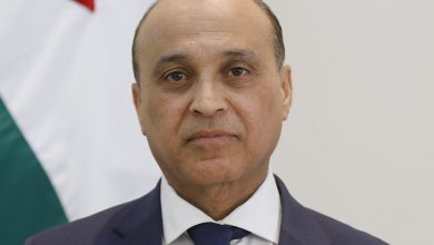 موقف مخزٍ جديد.. السلطة تفتح أبوابها للمعايدات وتغلقها أمام دماء الشهداء