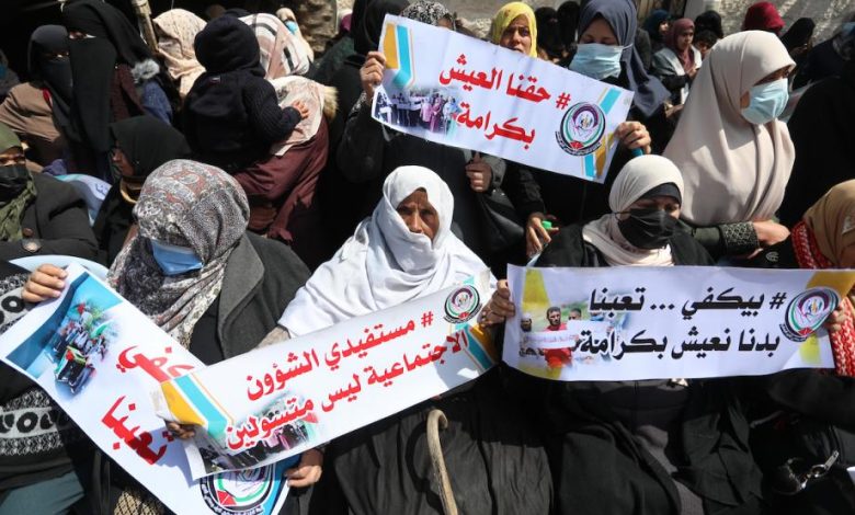 منتفعو الشؤون الاجتماعية: السلطة تُمعن في إذلالنا وقطع أرزاقنا بلا رحمة
