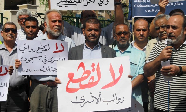 إهانة للأسرى والجرحى.. السلطة تستبدل قانون النضال بـ"استمارة إذلال"