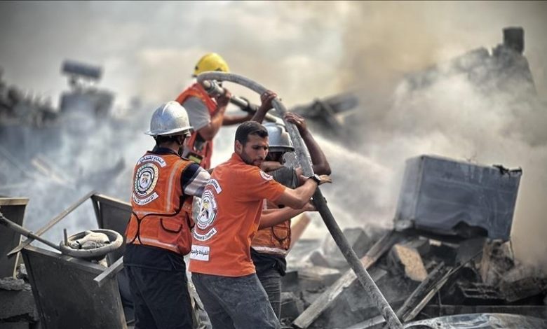 الاحتلال ينهك الدفاع المدني في غزة بشح الوقود والقصف المتواصل