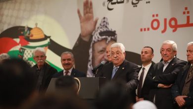 عباس وشلل منظمة التحرير: قيادة عاجزة في زمن الإبادة