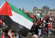 الاحتلال يقصف شعبيًا وأعلام فلسطين تغزو أوروبا