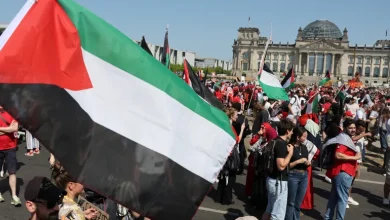 الاحتلال يقصف شعبيًا وأعلام فلسطين تغزو أوروبا