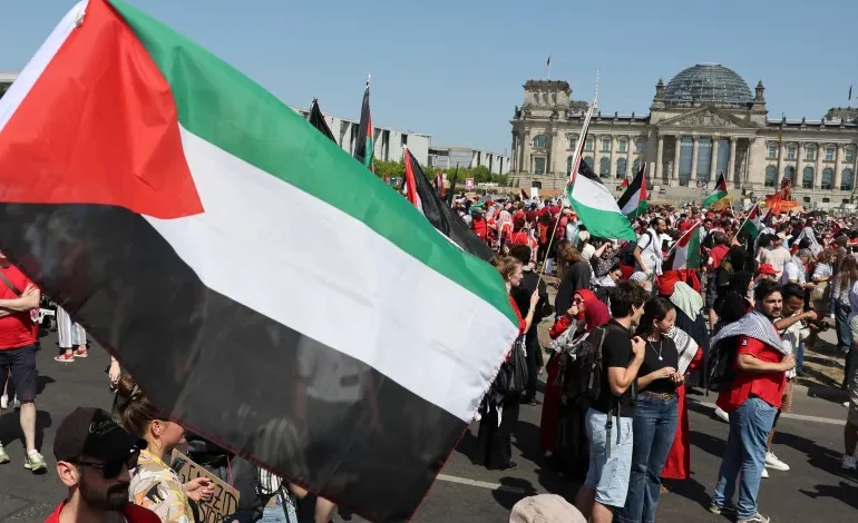 الاحتلال يقصف شعبيًا وأعلام فلسطين تغزو أوروبا