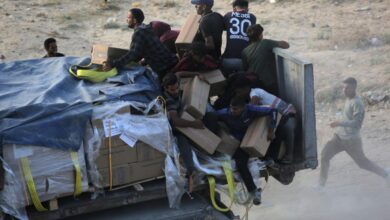 المجاعة في غزة.. الاحتلال ينهب المساعدات وينشر الفوضى الخلاقة