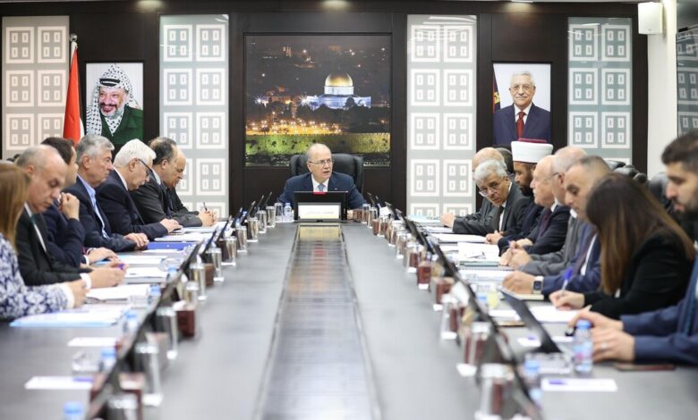 الأزمات المتتالية في السلطة: فشل في إدارة الضفة وغزة تحت الضغط