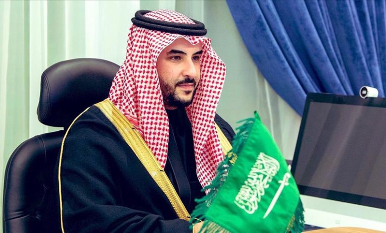 وفد حكومي سعودي يلتقي أسيراً إسرائيلياً محرَّراً من غزة