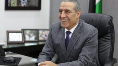 حسين الشيخ يرقص فوق دماء غزة.. سجاد أحمر وولائم في زمن المجاعة