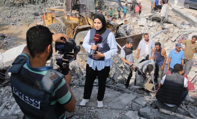 الإعلام في غزة بين إجلاء الاحتلال وسياسة إقصاء النقابة