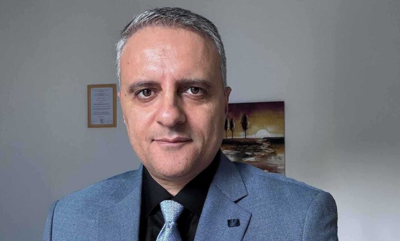جمال نزال.. مهاجم المقاومة ورافع شعار الاحتلال
