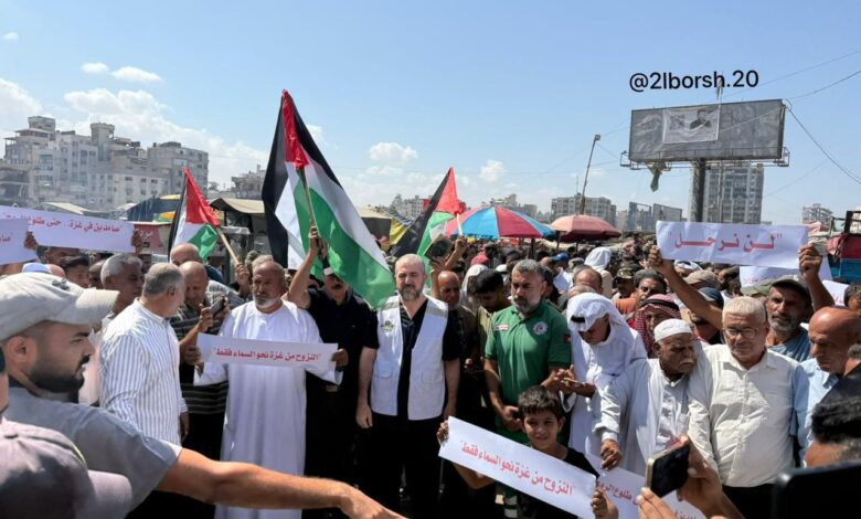 مسيرة الأكفان في غزة.. أهالي القطاع يرفضون التهجير ويواجهون الاحتلال