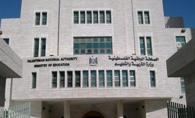 تقليم المناهج وترويض الإذاعة المدرسية: السلطة منشغلة بالرمزية والدعاية