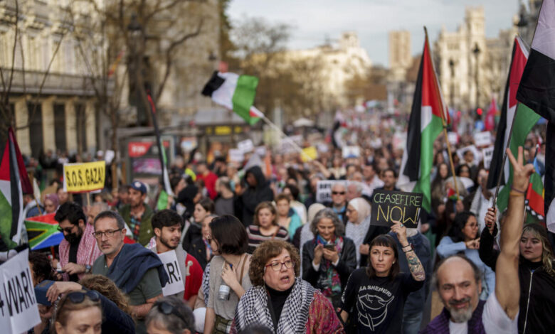 القاهرة تقمع المتضامنين مع غزة وسط موجة مظاهرات عالمية