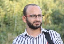 تصعيد خطير في قمع الصحافة: أجهزة السلطة تمدّد اعتقال الصحفي سامي الساعي