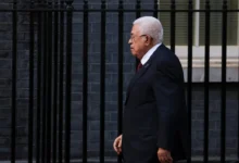 ديفيد هيرست: السلطة أشبه بسفينة تيتانيك وعباس يقودها إلى الهاوية