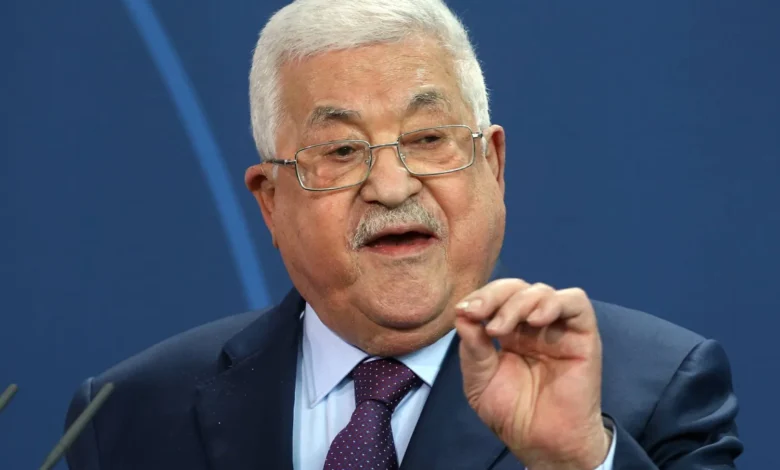 عباس يتحدث بلسان الاحتلال ويعيد تسويق روايته