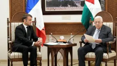 عباس في باريس.. إدانة المقاومة وخضوع كامل للإملاءات الغربية