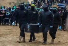 شبكة أفيخاي تفشل في ترويج سردية الاحتلال حول تباطؤ تسليم جثث الأسرى