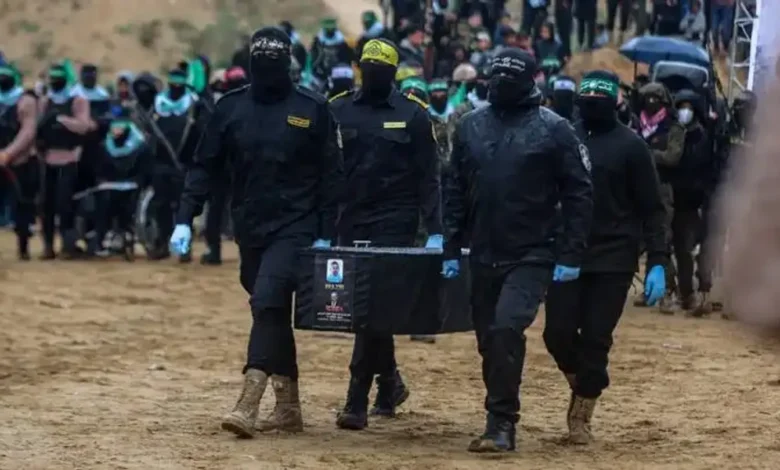 شبكة أفيخاي تفشل في ترويج سردية الاحتلال حول تباطؤ تسليم جثث الأسرى