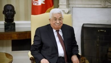 عباس فوق القانون.. انتهاك صارخ للقانون الأساسي بإلغاء حقوق الأسرى والشهداء