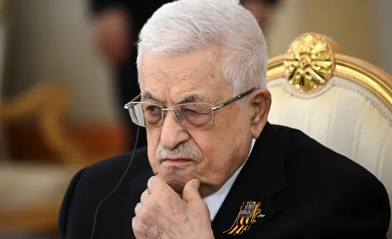 قانوني ينتقد عباس: أين الديمقراطية في "الطريقة العباسية"؟