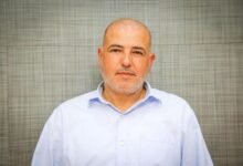 عصمت منصور يتجاهل خطر الوصاية الدولية وينشغل بتشويه موقف المقاومة