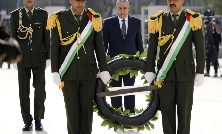 قيادي فتحاوي يهاجم حسين الشيخ: بينك وبين الزعامة مسافة فلكية