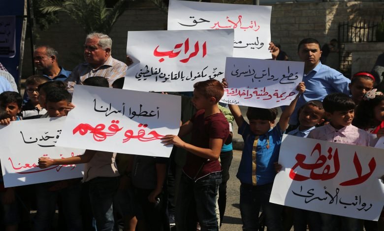 قرارات السلطة تتصاعد.. تنازلات سياسية وحرمان الجرحى من رواتبهم